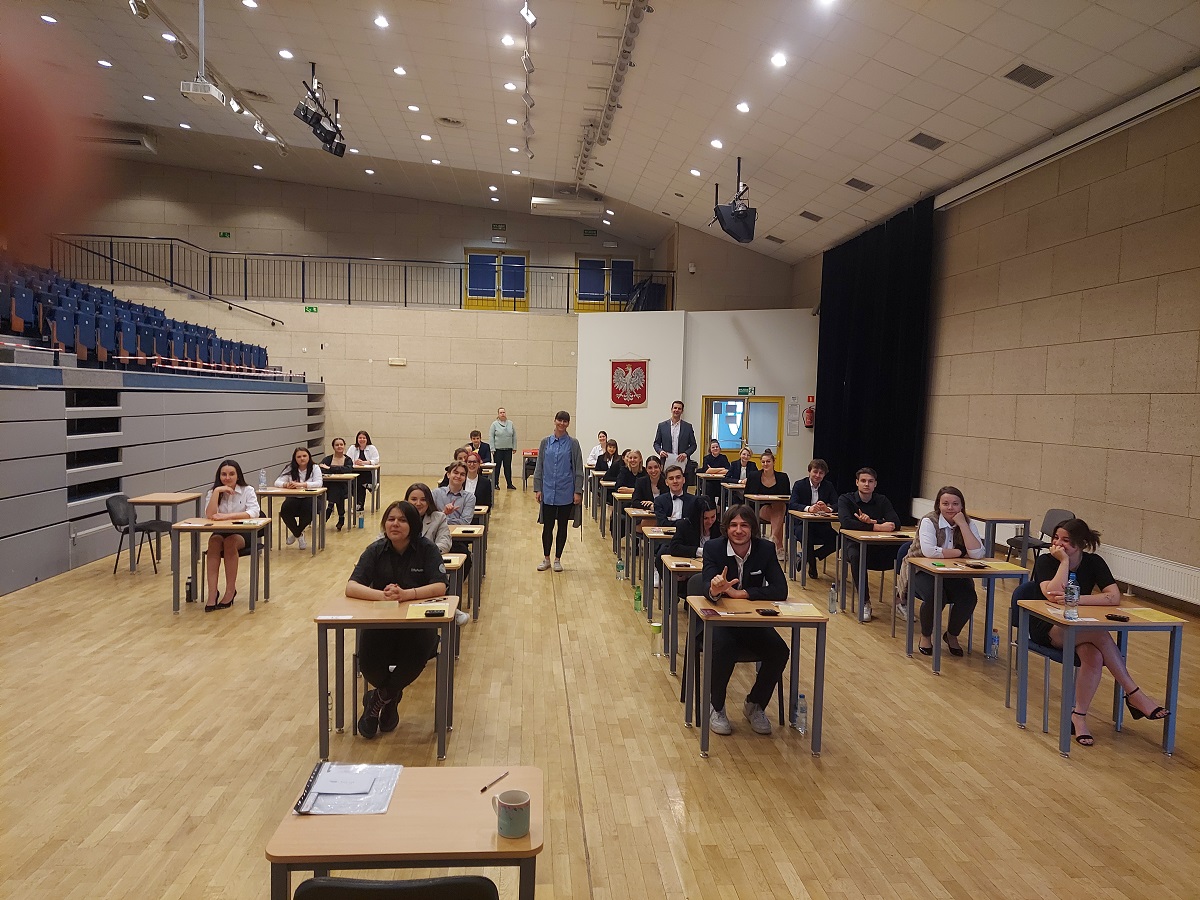 maturzyści w aluli ICDS przed egzaminem z języka polskiego